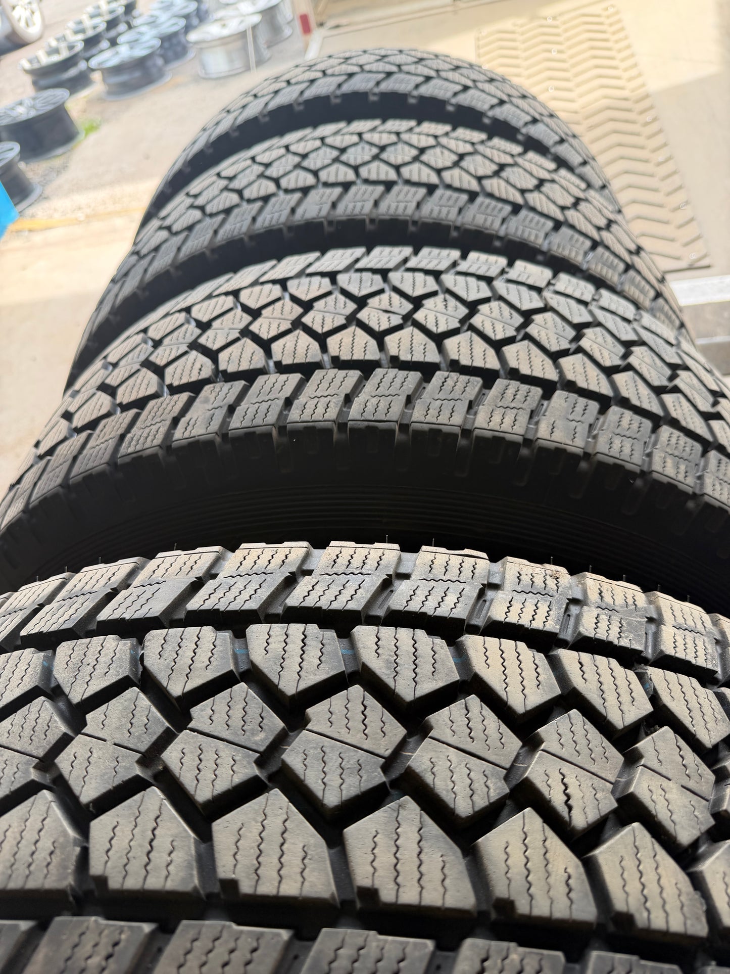 4 pneus d hiver lt 265/70r17 toyo 10 plies a l etat neuf