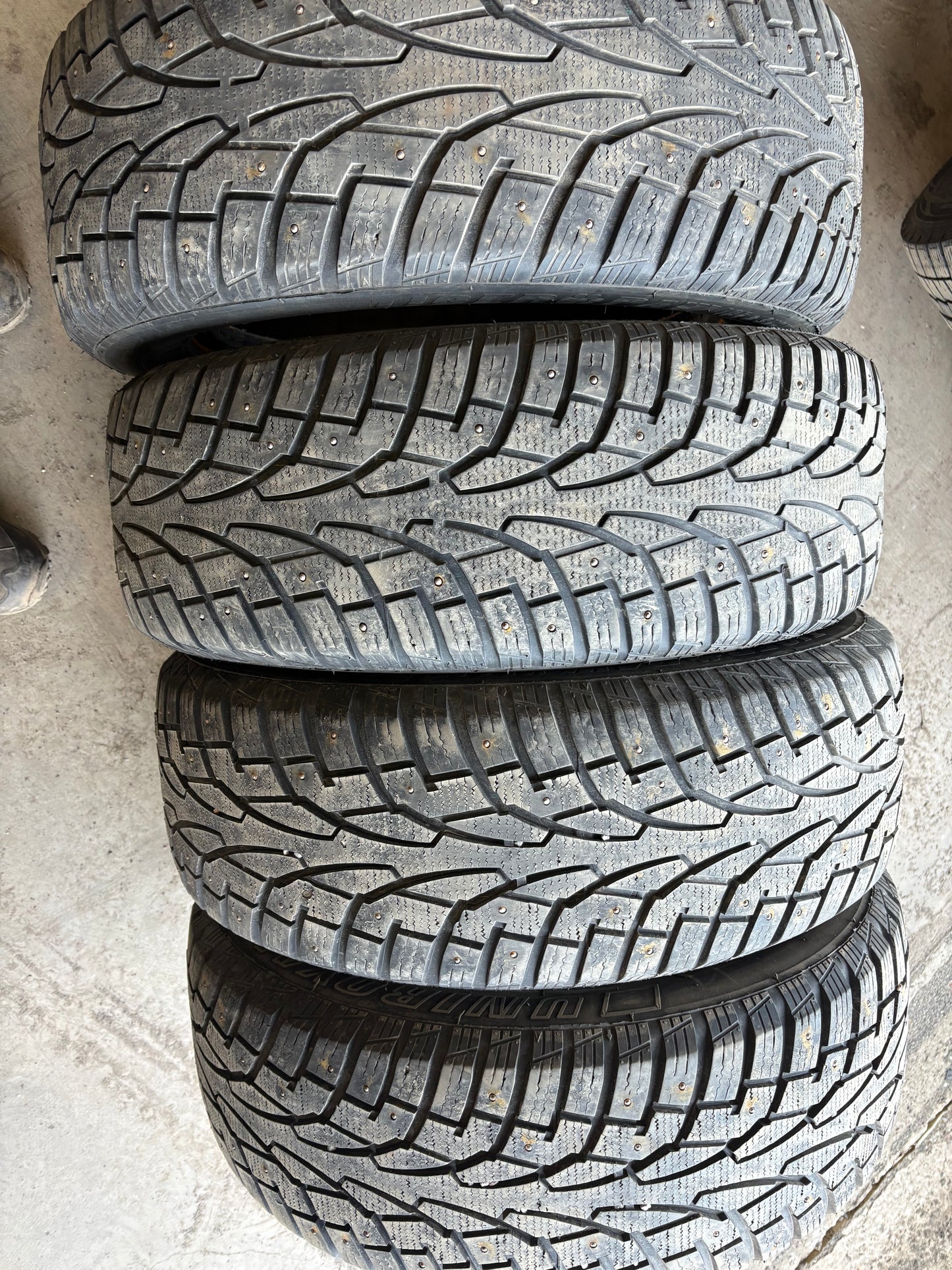 4 pneus d hiver 225/60r17 uniroyal a clous