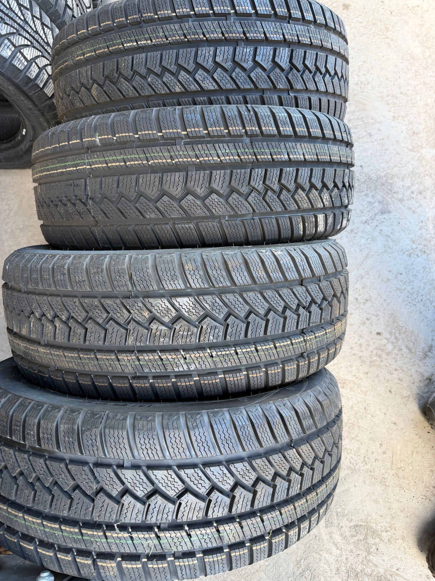 4 pneus d hiver neufs 215/55r17 ovation