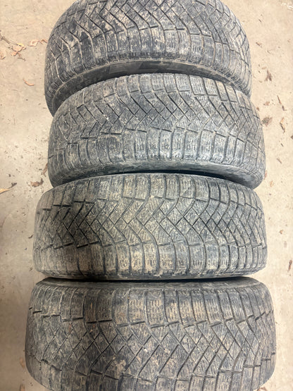 4 pneus d hiver 225/55r17 pirelli en bon etat