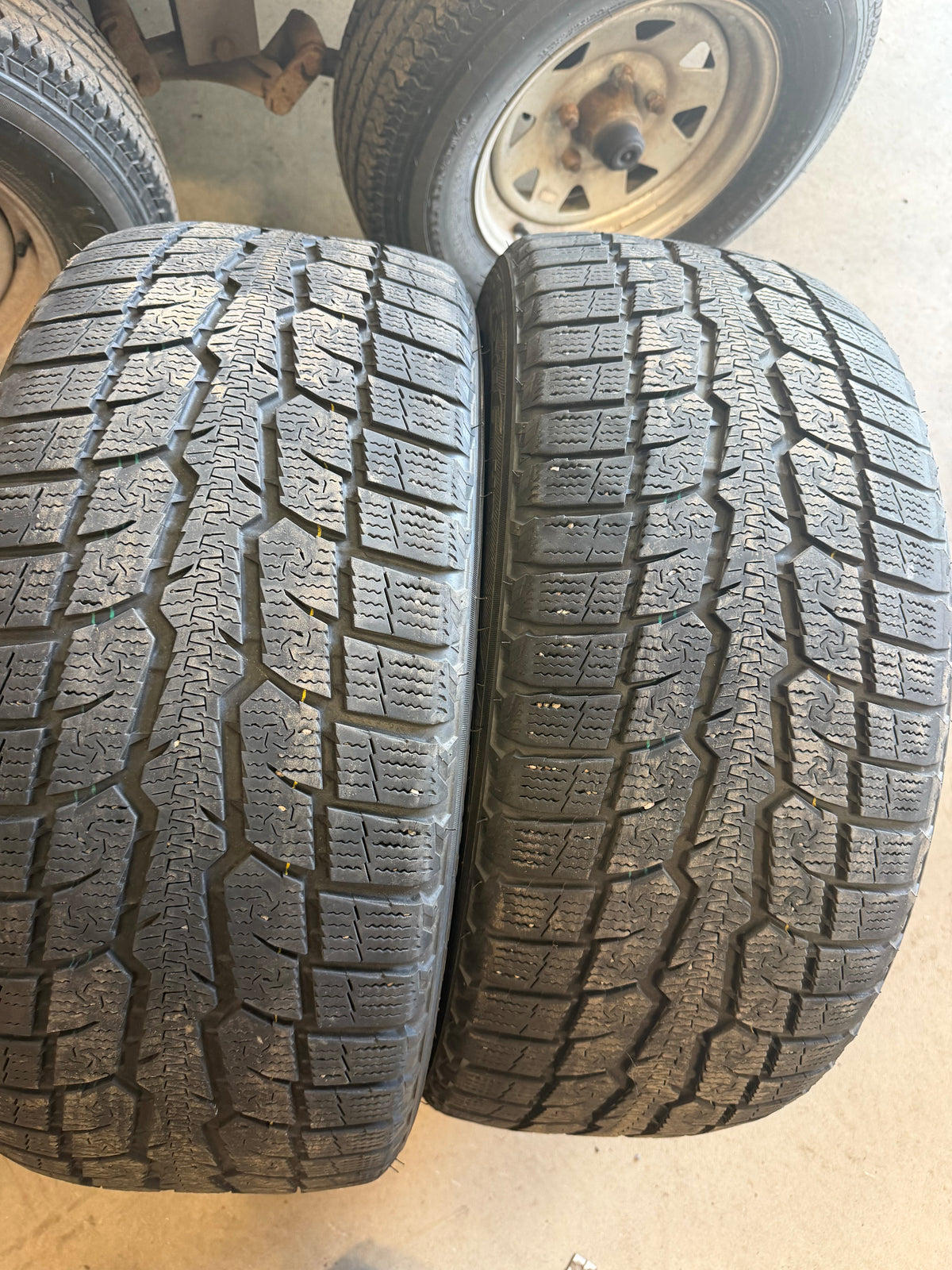 2 pneus d hiver 235/45r18 toyo en bon état