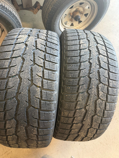 2 pneus d hiver 235/45r18 toyo en bon état