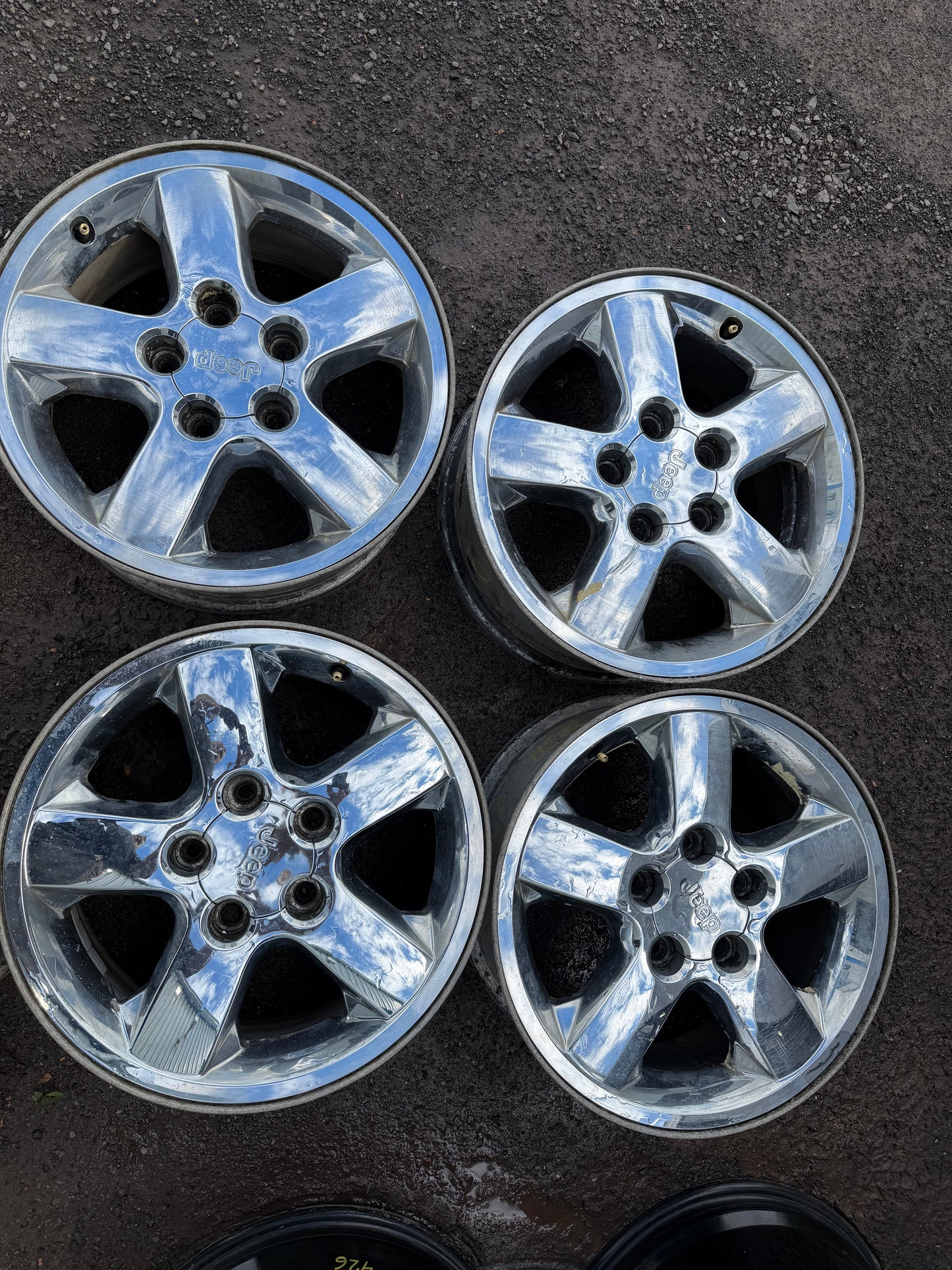 4 mags jeep 17 pouces 5x127 en bon état