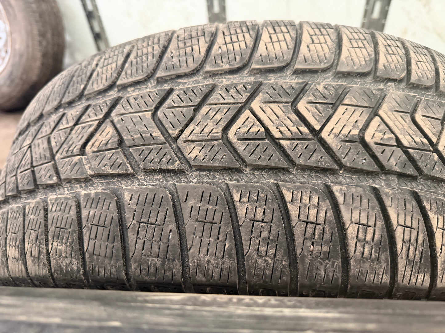 4 pneus d hiver 235/60r18 Pirelli run flat