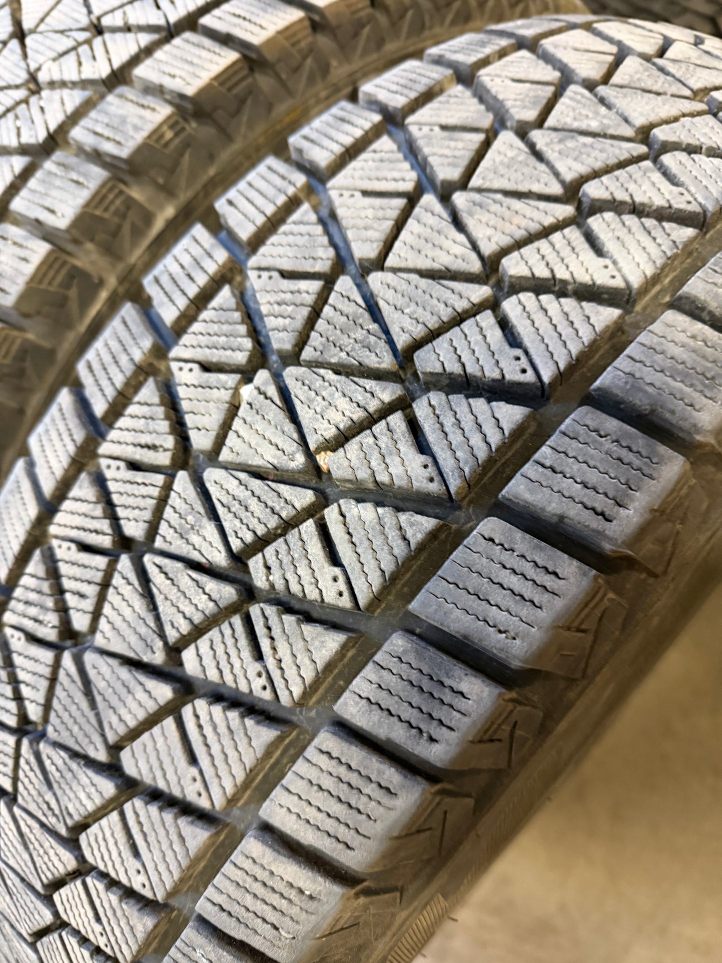 4 pneus d hiver 215/70r16 Bridgestone a l etat neuf