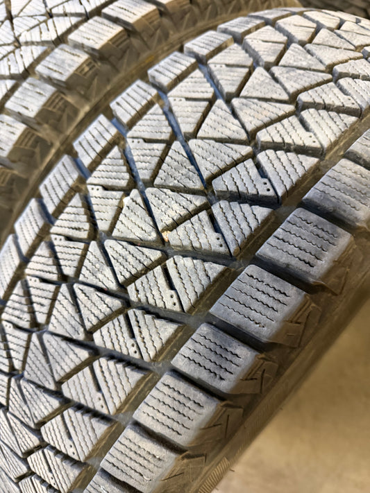 4 pneus d hiver 215/70r16 Bridgestone a l etat neuf