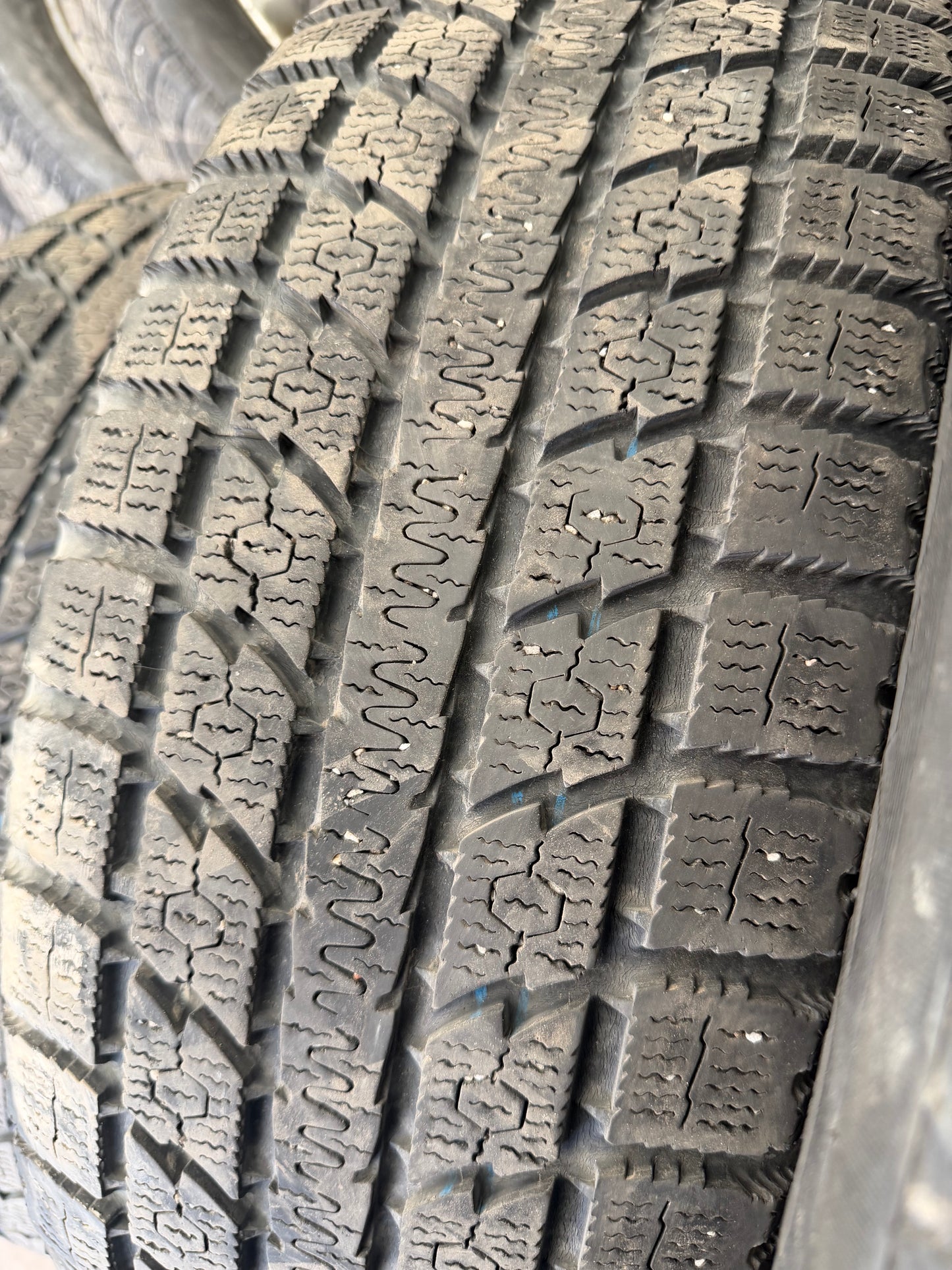 4 pneus d hiver 235/65r17 toyo en bon etat