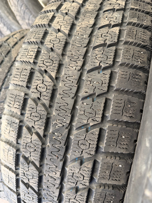 4 pneus d hiver 235/65r17 toyo en bon etat