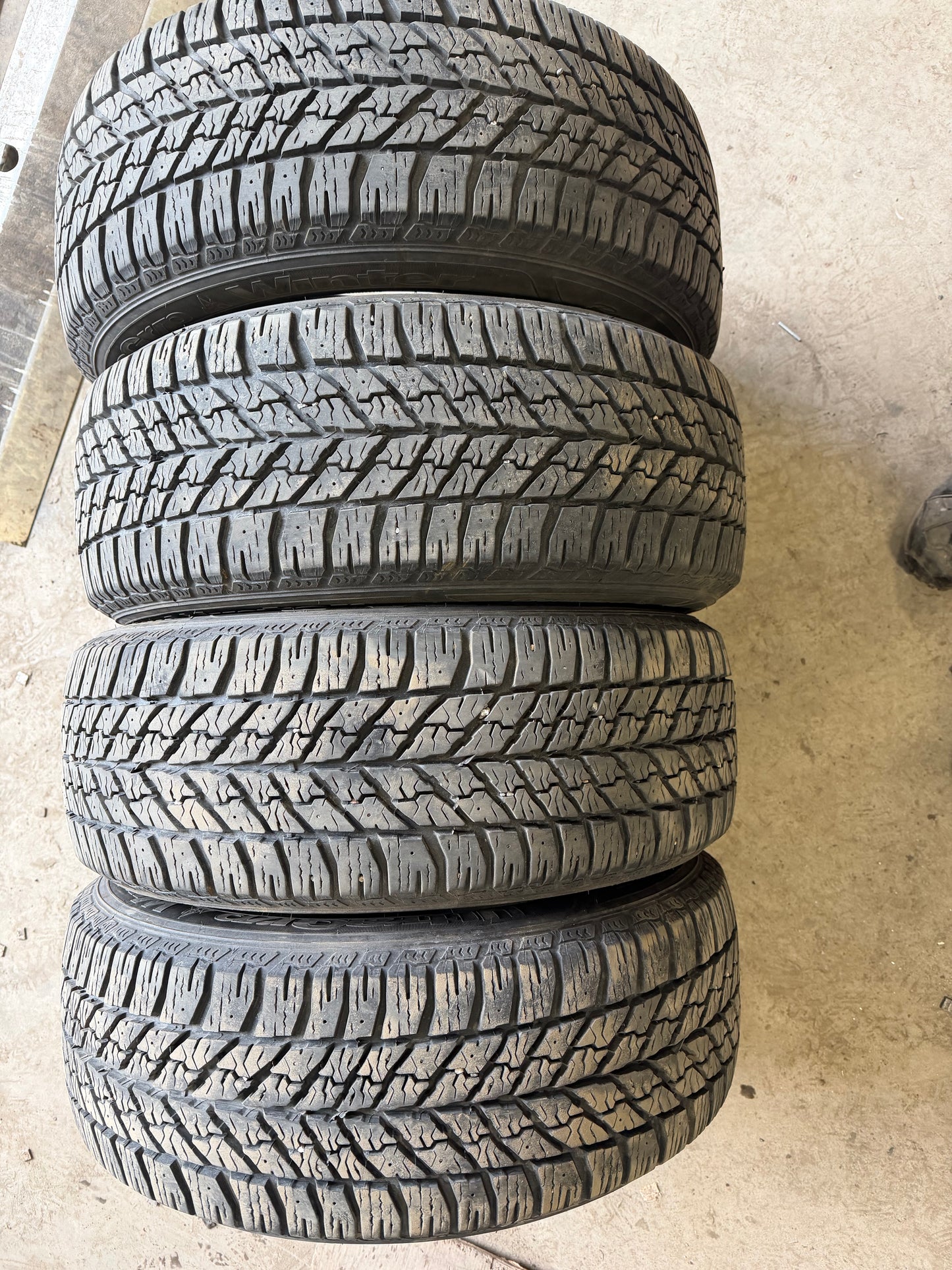 4 pneus d hiver 235/55r17 good year en tres bon etat