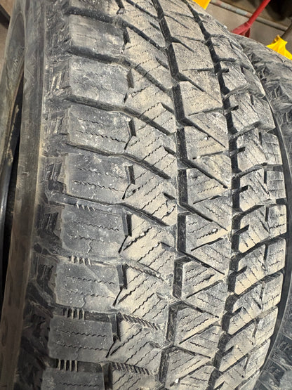 4 pneus d hiver 215/65r16 Bridgestone en tres bon état