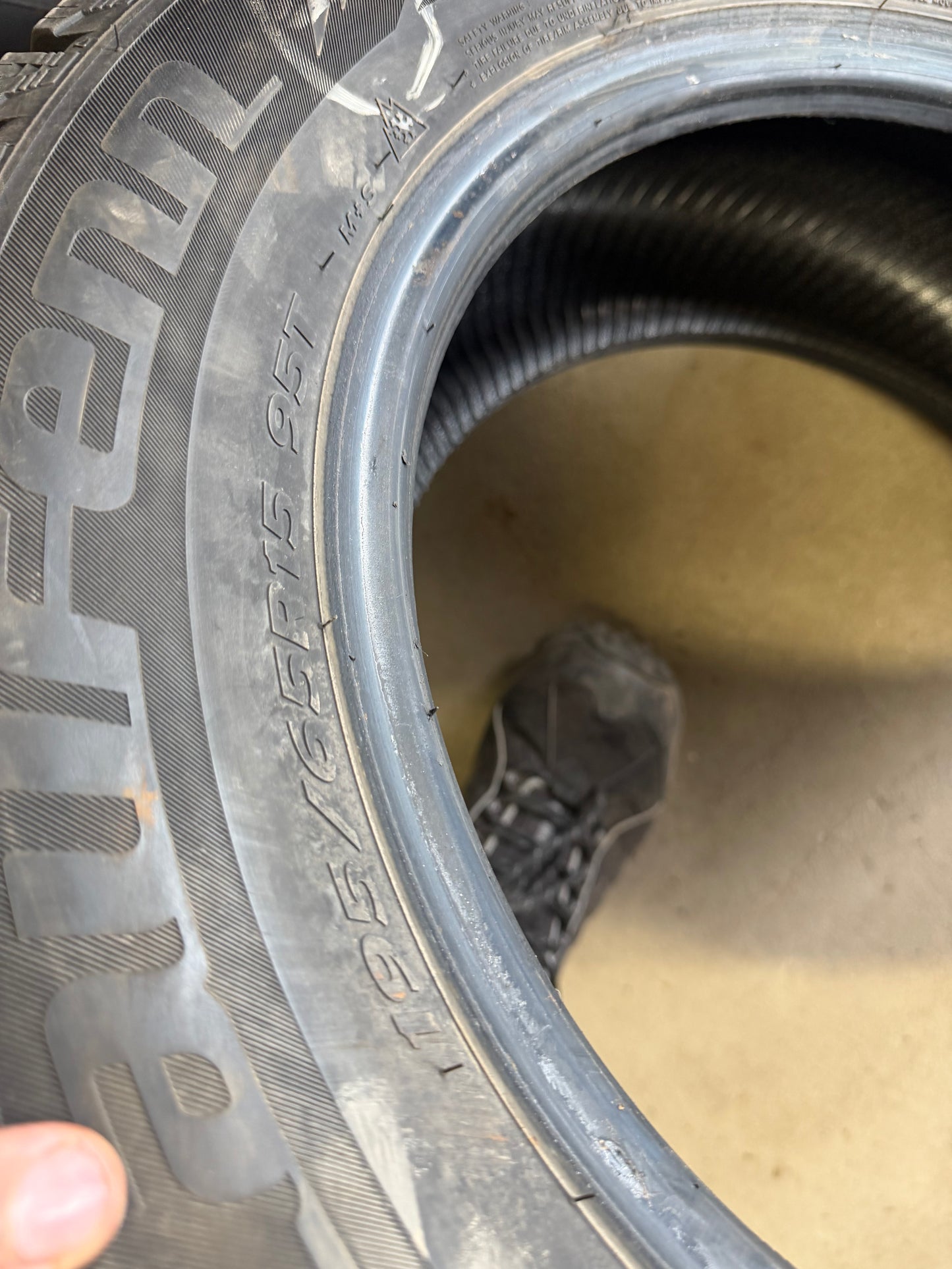 4 pneus d hiver 195/65r15 laufenn a l état neuf