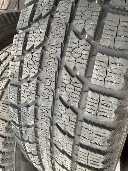 4 pneus d hiver 215/70r16 toyo en tres bon état