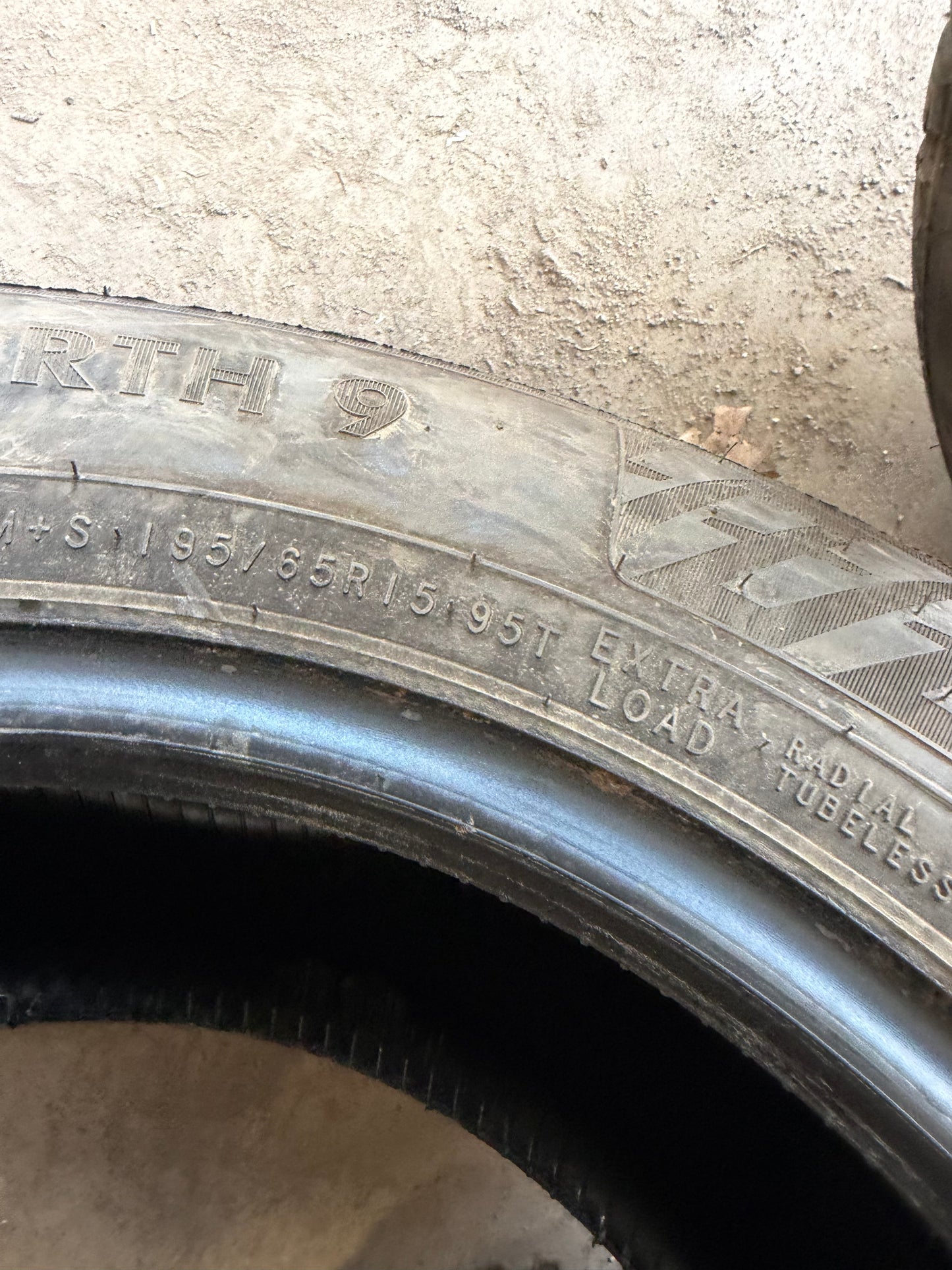 2 pneus d hiver 195/65r15 nokian en bon état