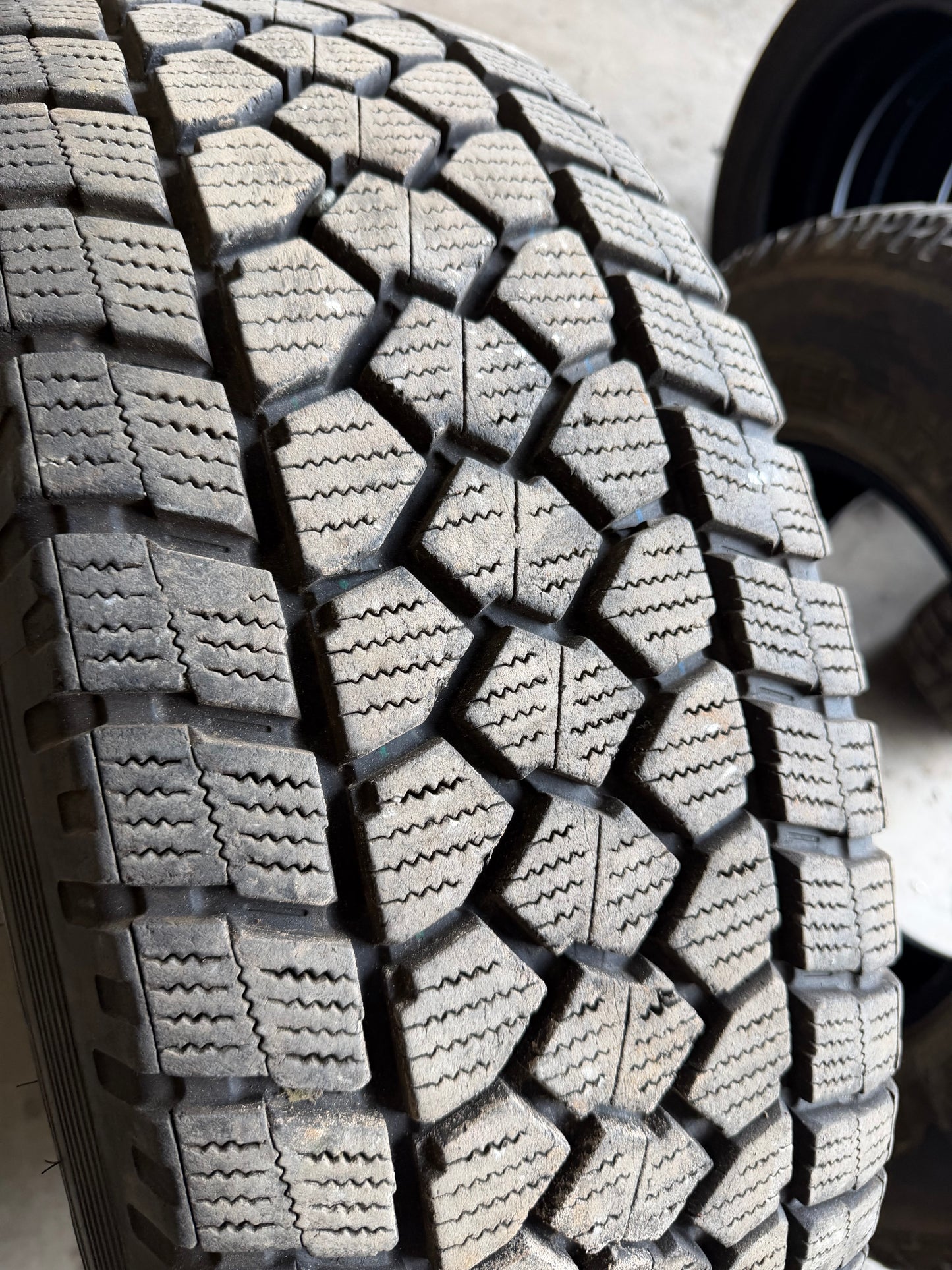1 pneu d hiver lt 275/70r18 toyo 10 plies a l état neuf