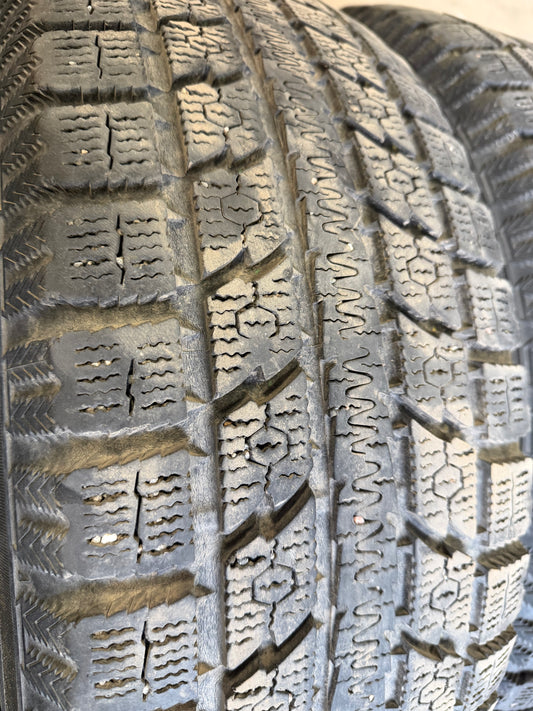 4 pneus d hiver 245/65r17 toyo en bon état