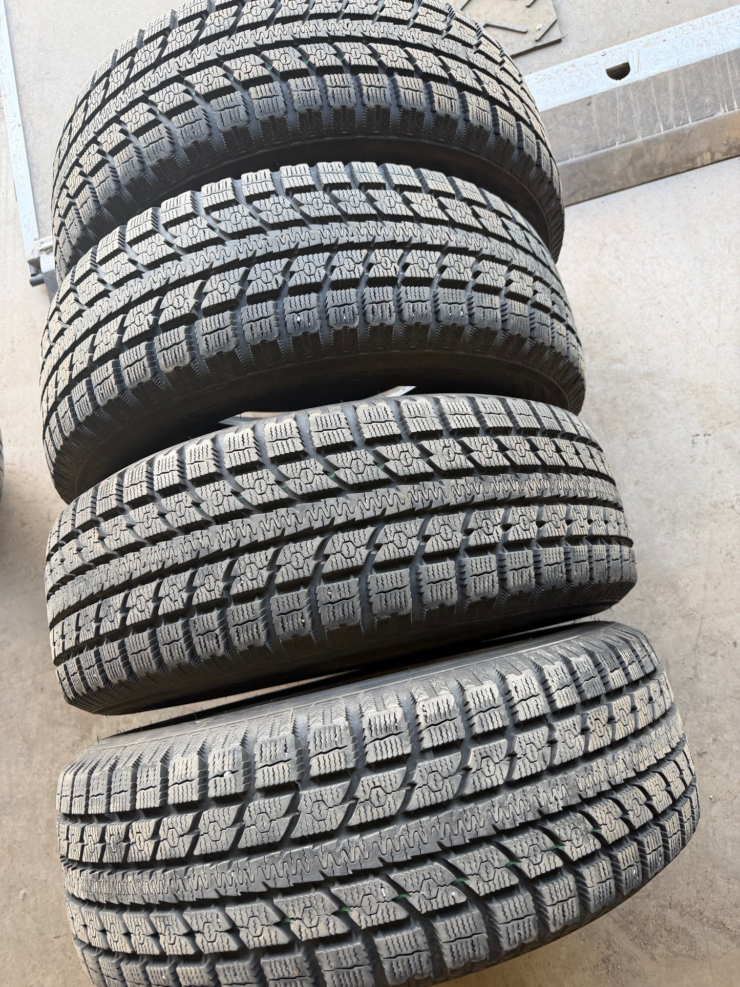 4 pneus d hiver 235/60r18 toyo a l état neuf
