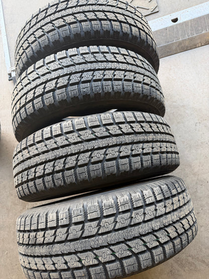 4 pneus d hiver 235/60r18 toyo a l état neuf