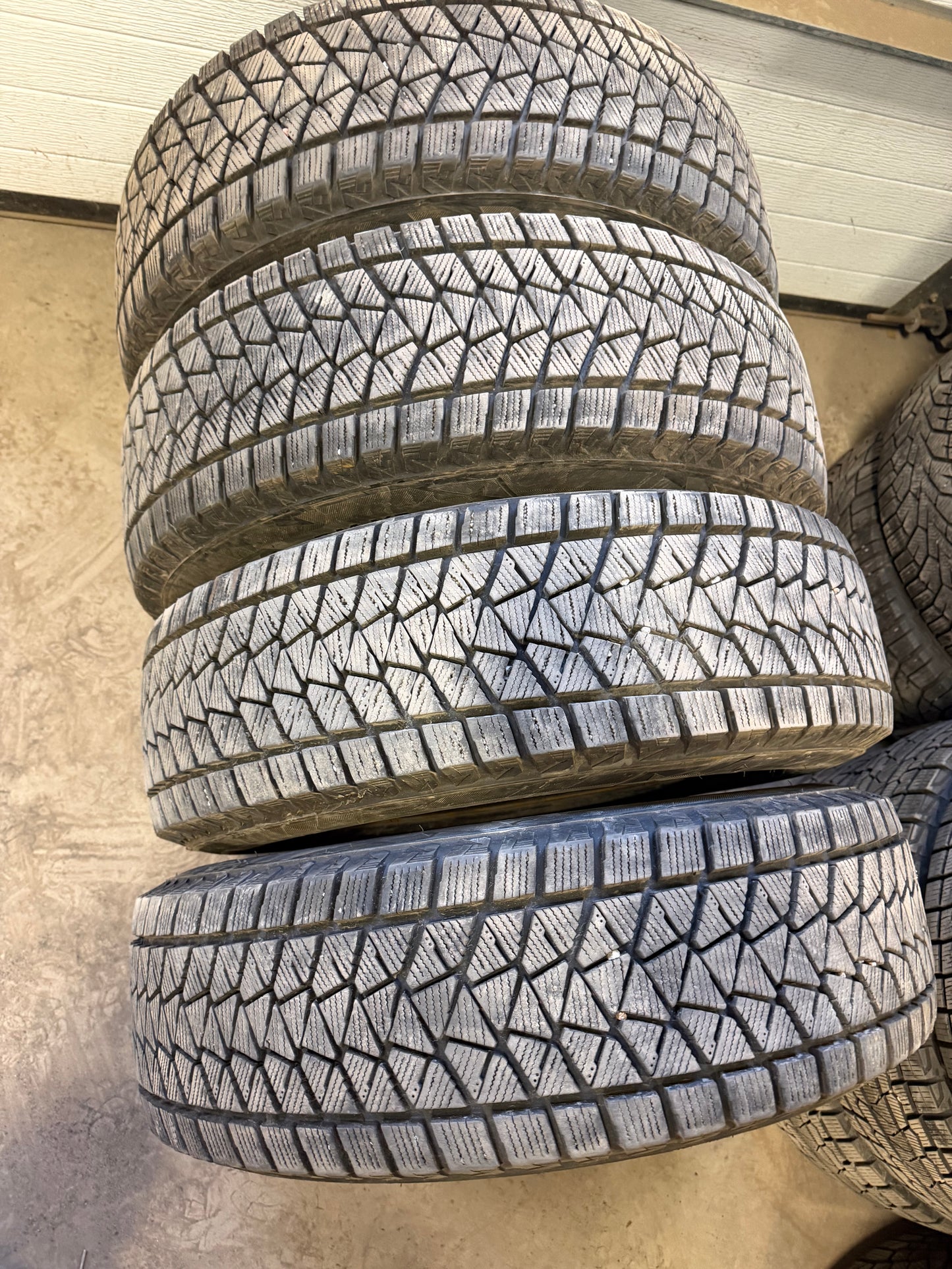 4 pneus d hiver 215/70r16 Bridgestone a l etat neuf