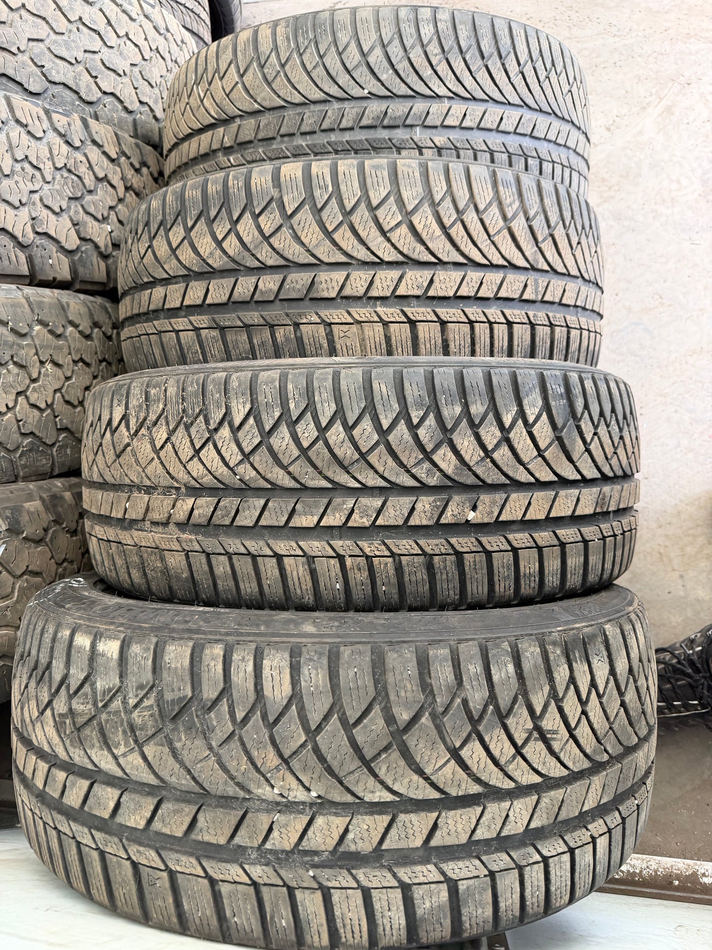 4 pneus d hiver 225/45r18 kumho en tres bon état