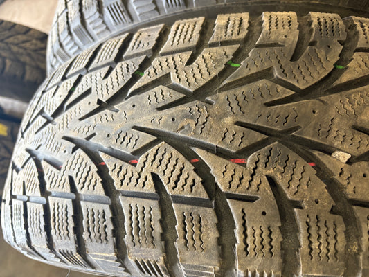 2 pneus d hiver 215/70r16 toyo
