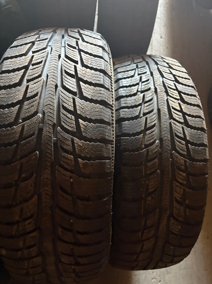 2 pneus d hiver 215/60r17 Bf goodrich a l etat neuf