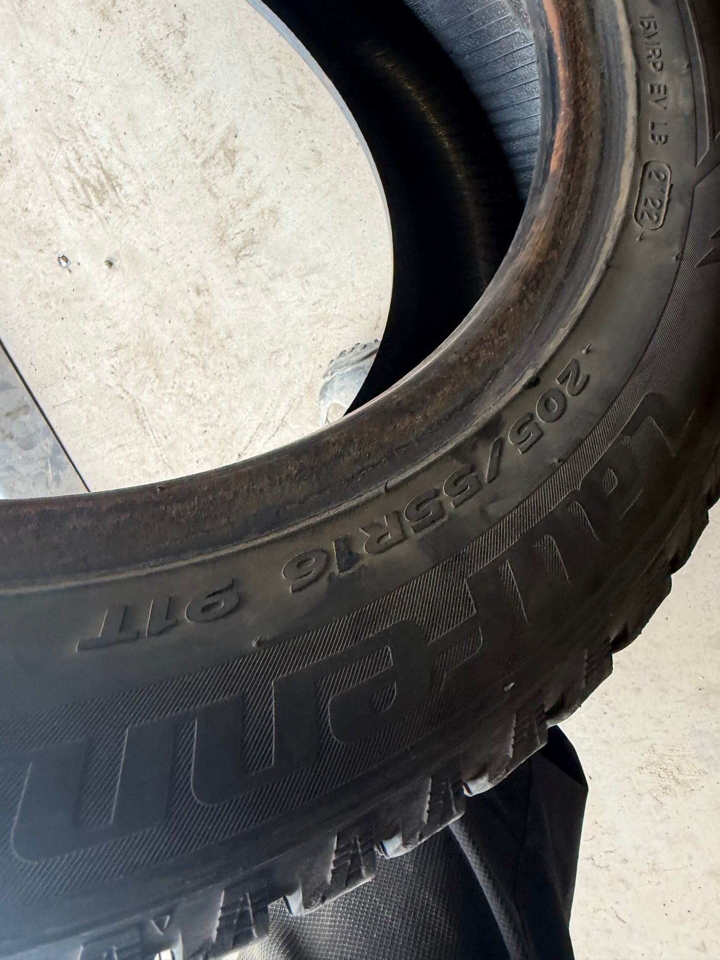 2 pneus d hiver 205/55r16 laufenn en tres bon état