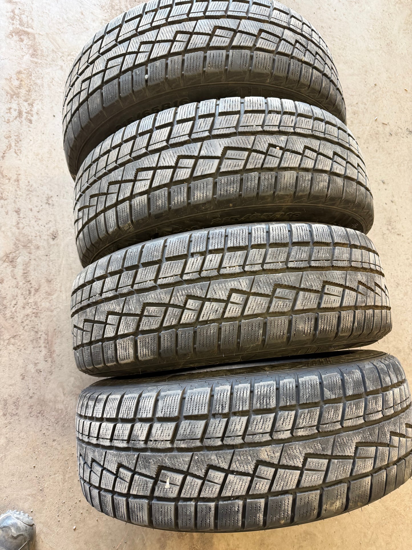 4 pneus d hiver 215/65r16 starfire en bon état