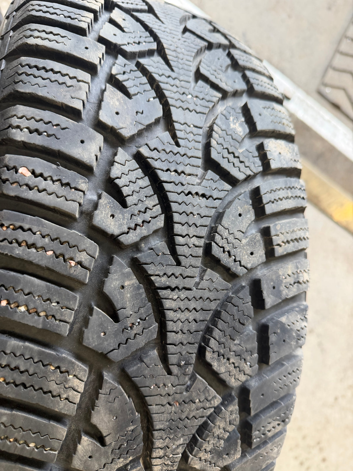 4 pneus d hiver 205/55r16 points s en tres bon état