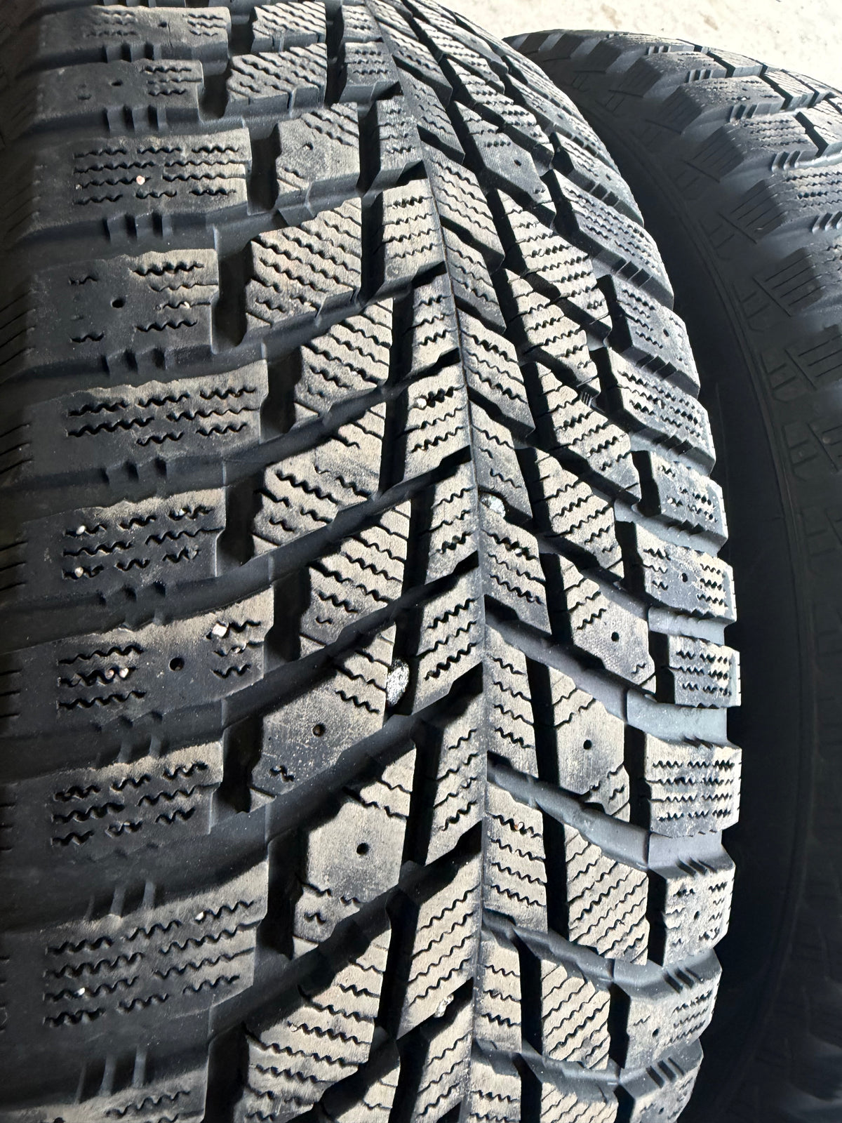 4 pneus d hiver 235/65r17 sailum en bon état