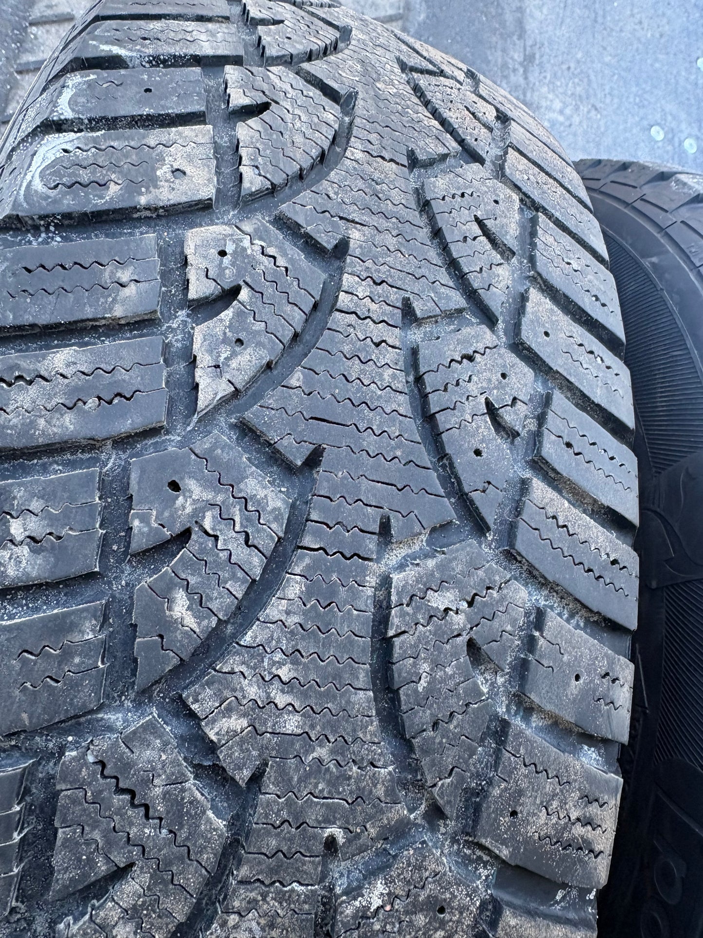 2 pneus d hiver 225/65r17 point s en bon état