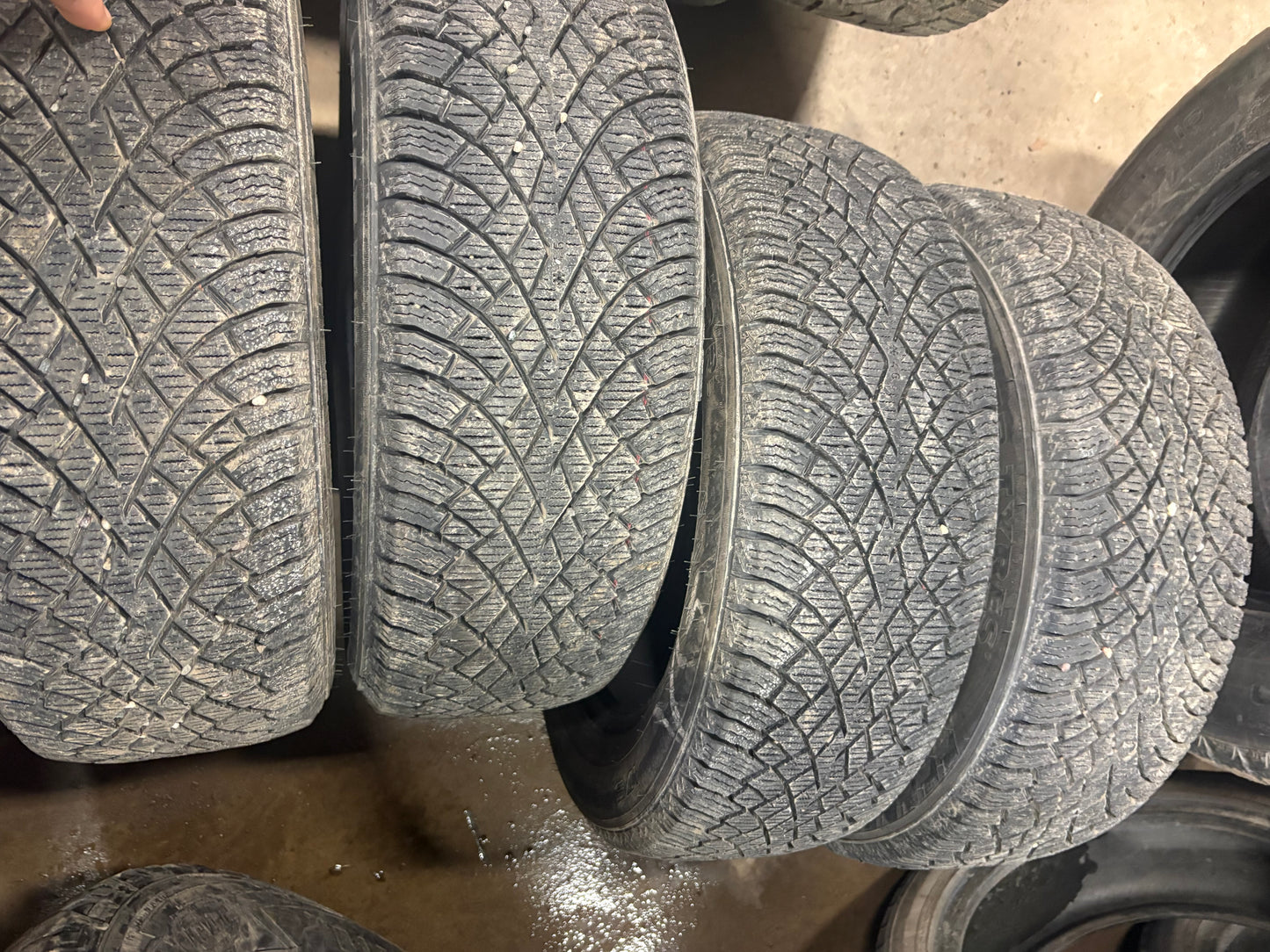 4 pneus d hiver 175/65r15 nokian en tres bon état