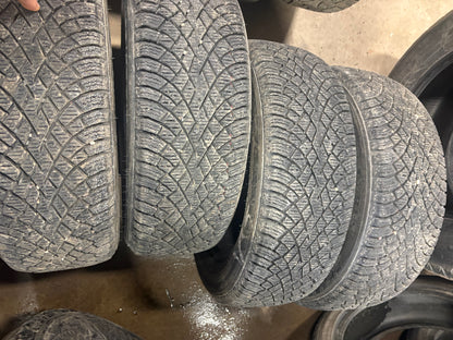 4 pneus d hiver 175/65r15 nokian en tres bon état