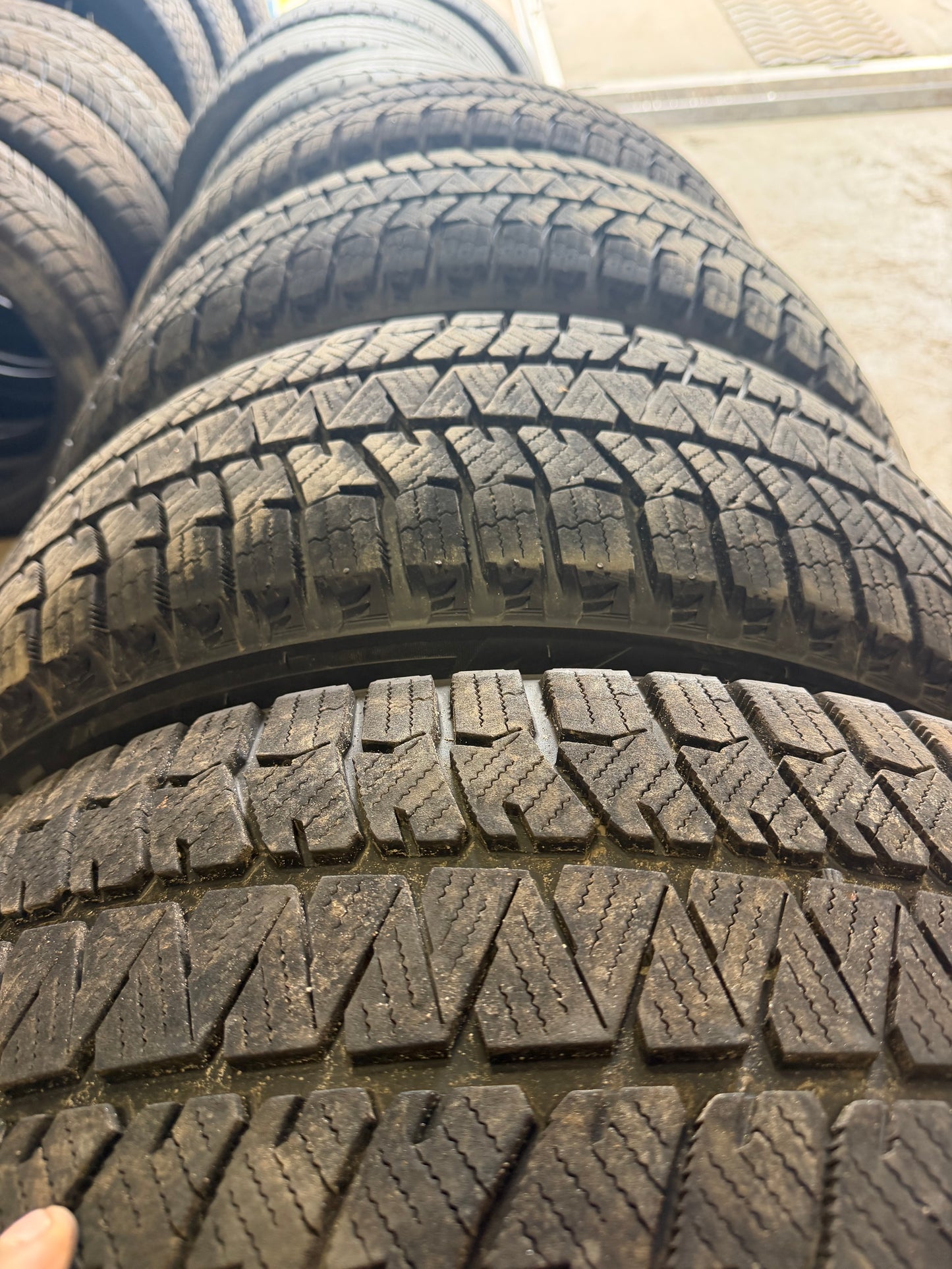 4 pneus d hiver 225/55r18 Bridgestone en tres bon état