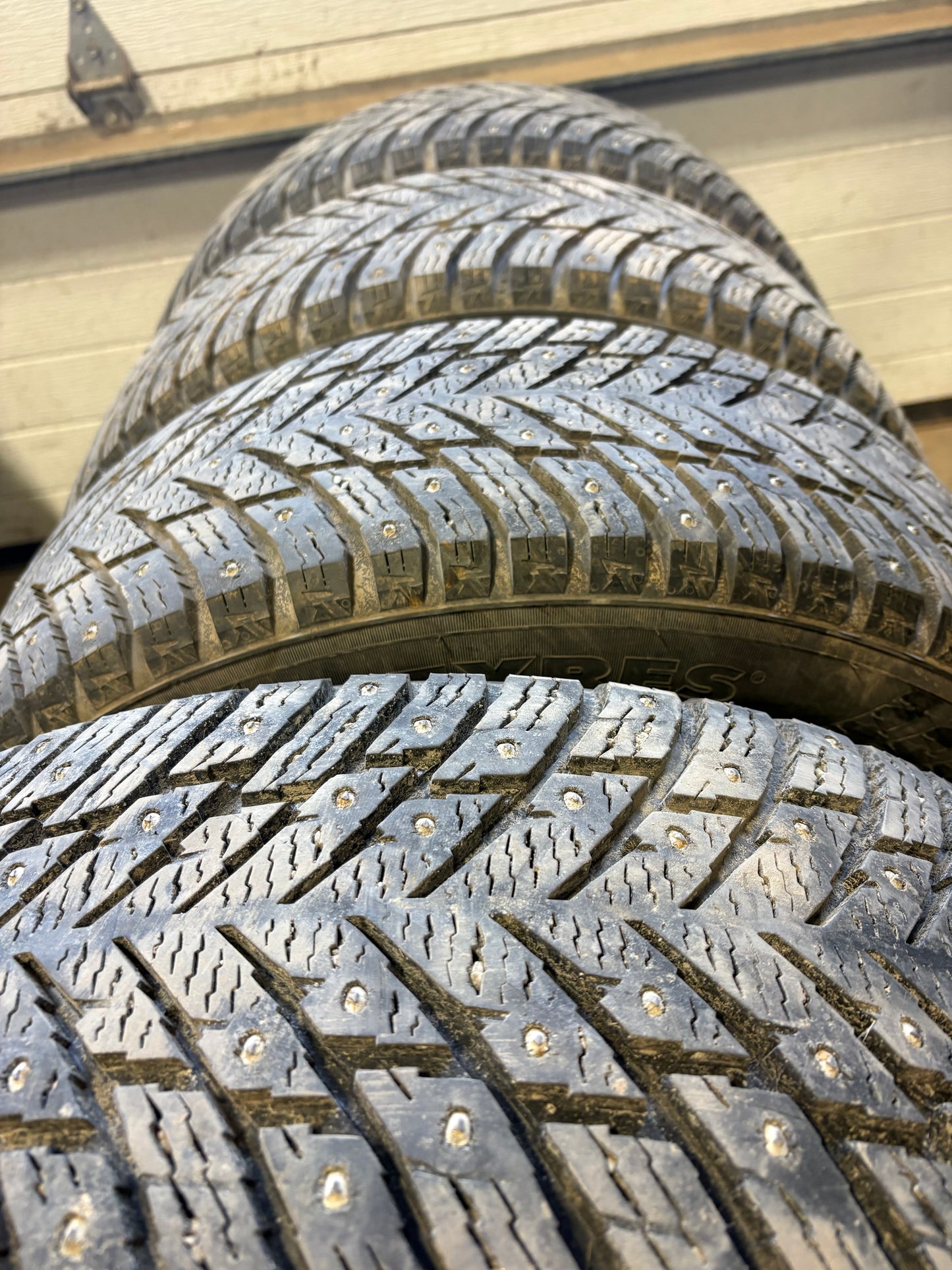4 pneus d hiver 215/60r16 nokian a clous en tres bon état