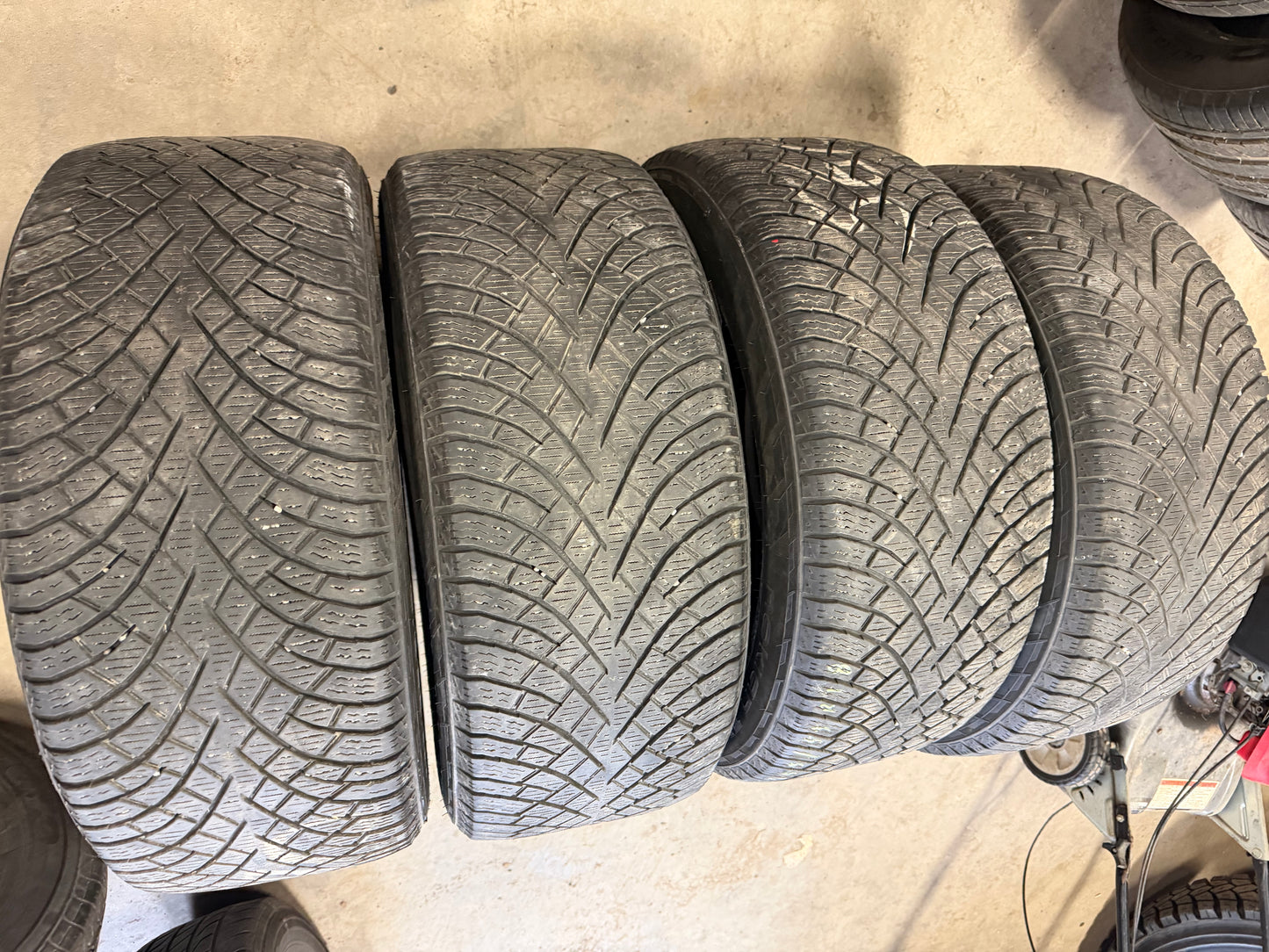 4 pneus d hiver 255/55r18 nokian