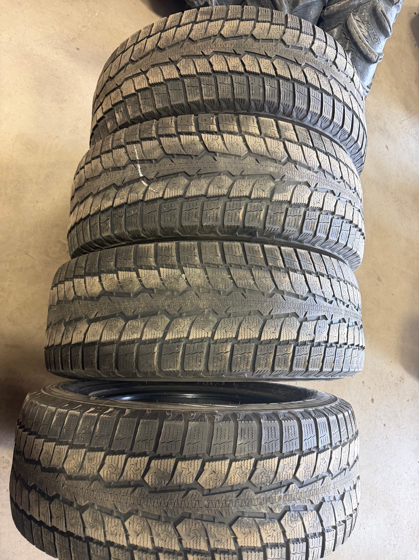 4 pneus d hiver 275/65r18 toyo en bon état