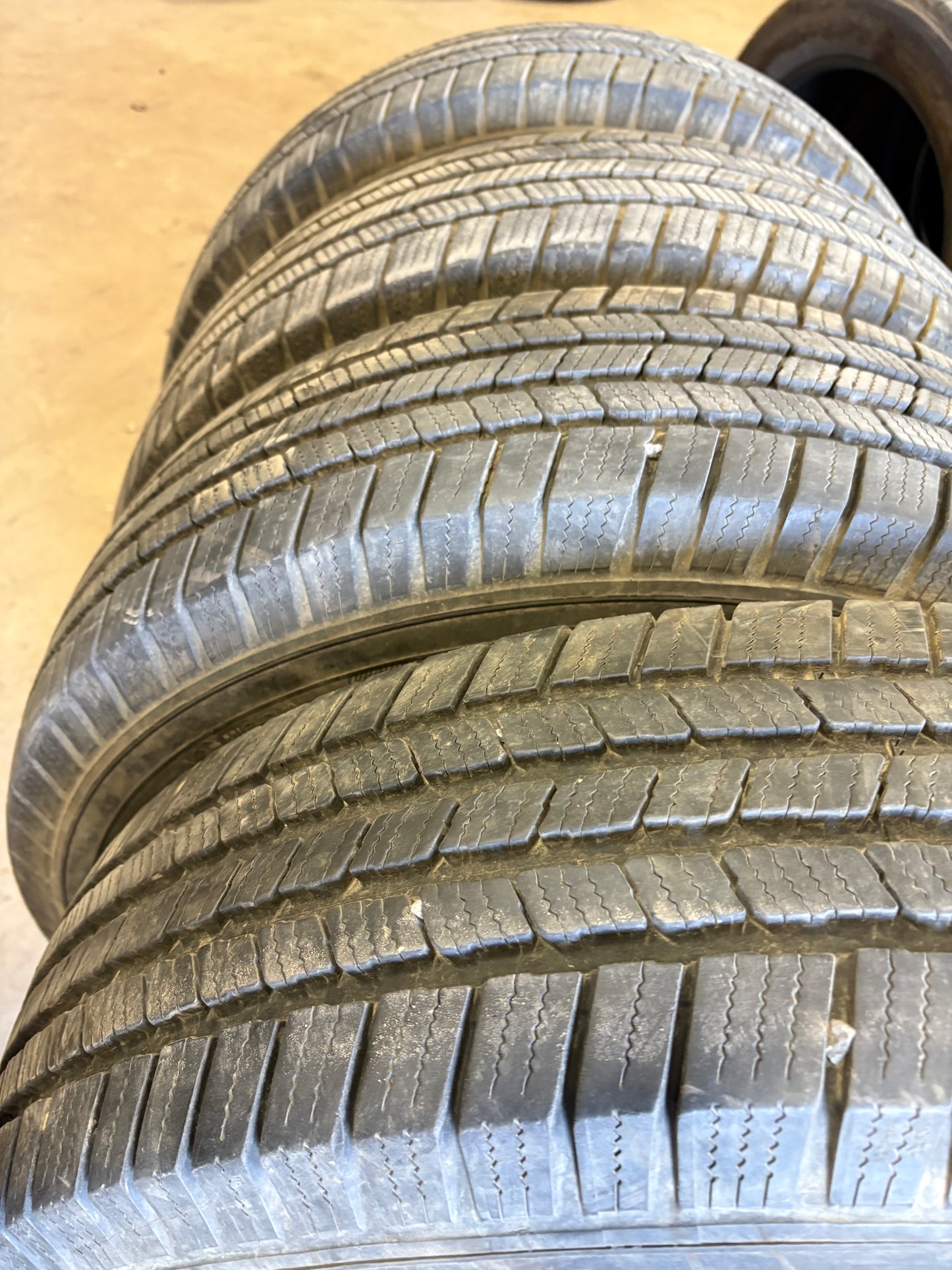 4 pneus d ete lt 235/85r16 michelin 10 plies a l etat neuf