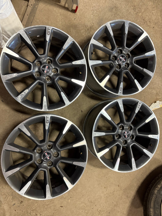 4 mags 19 pouces ford mustang 5x114.3 en tres bonne etat