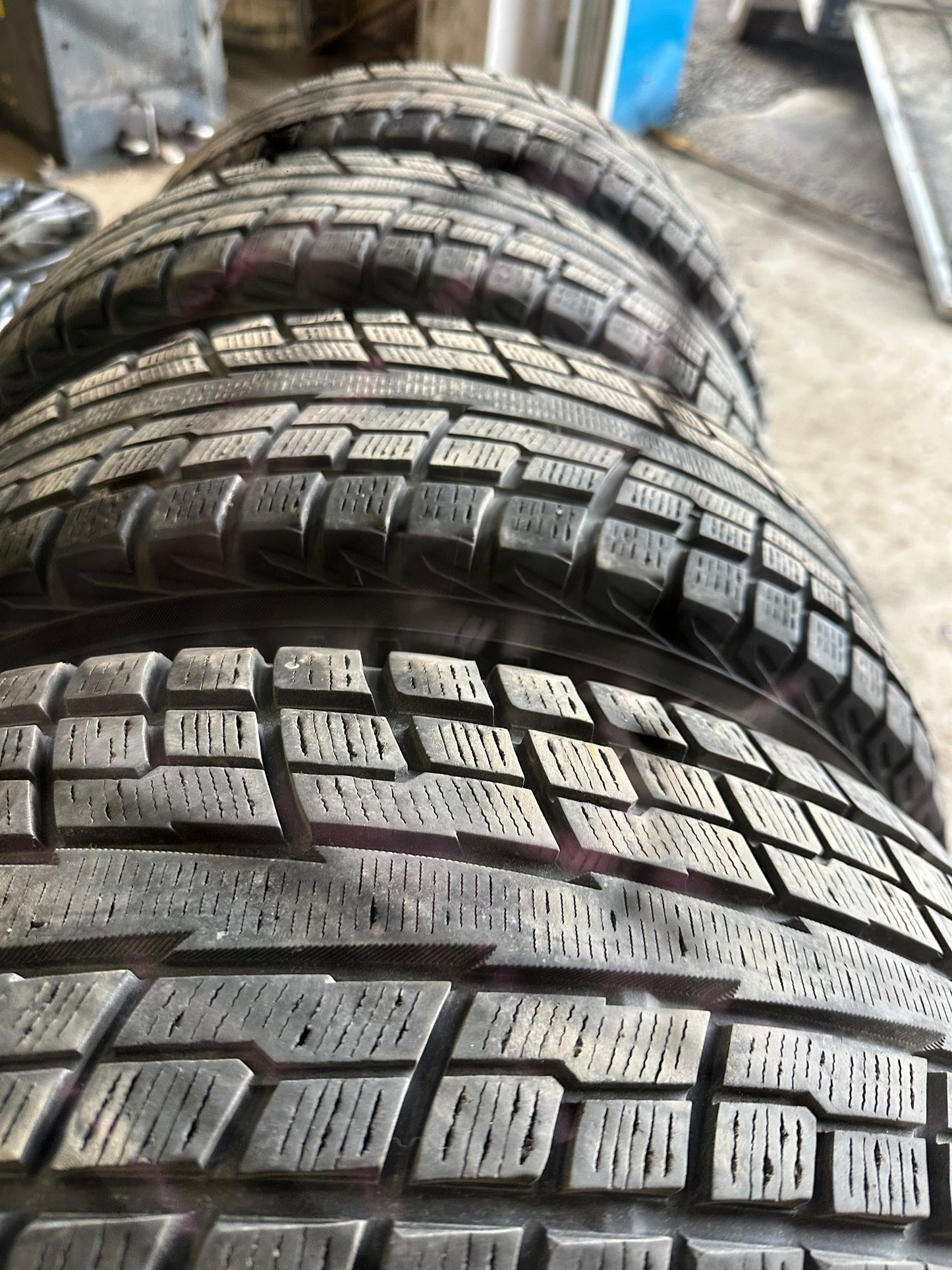 4 pneus d hiver 215/65r16 Yokohama a l etat neuf