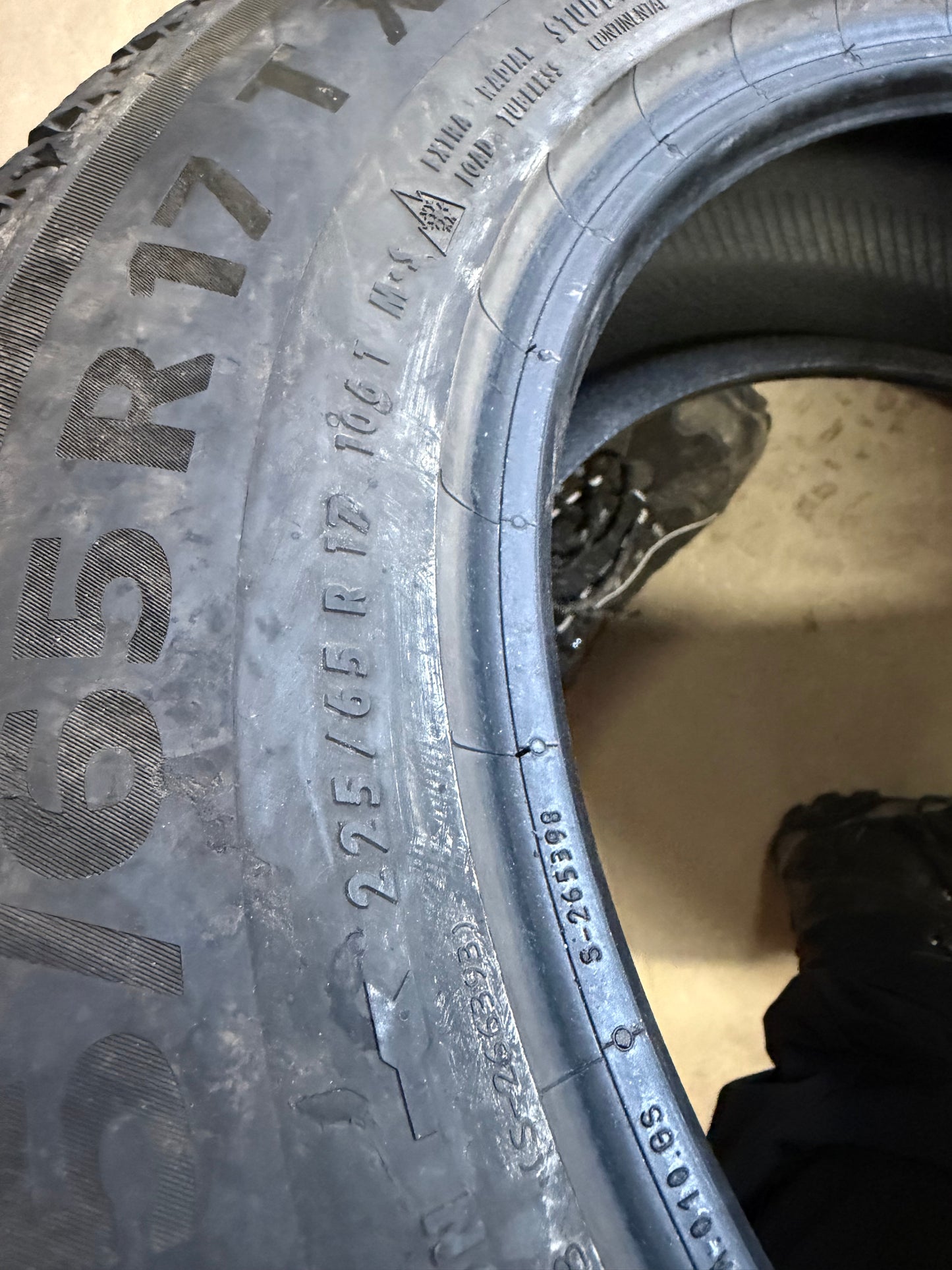 4 pneus d hiver 225/65r17 continental a clou a l état neuf