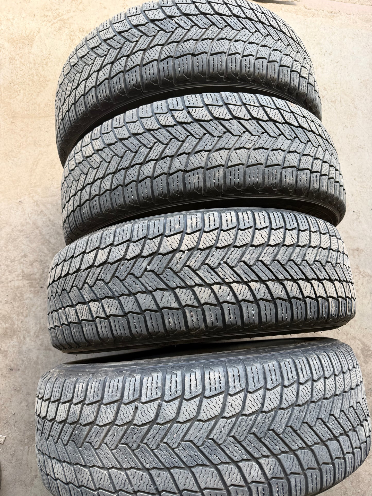 4 pneus d hiver 245/60r18 michelin en bon état