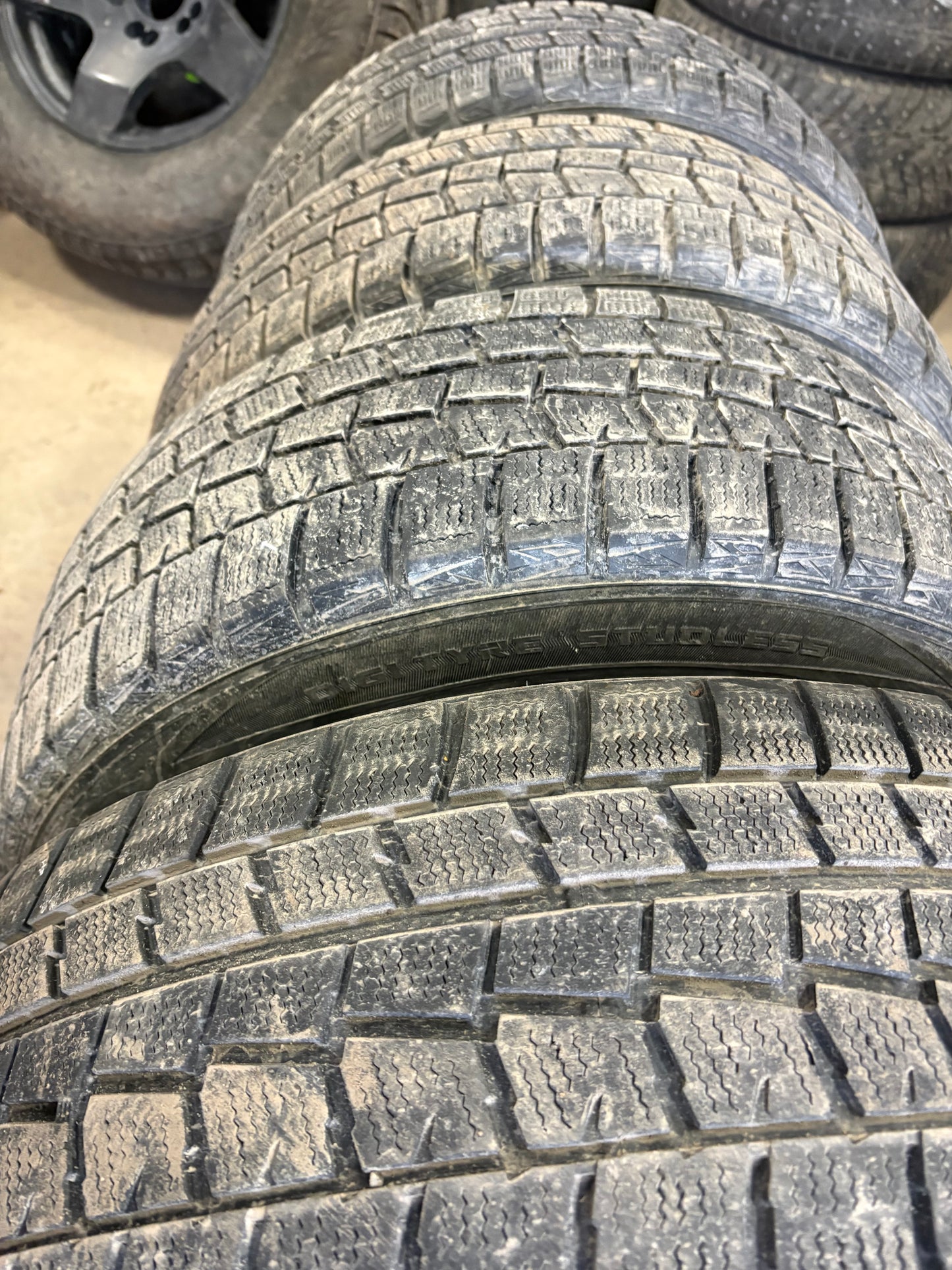 4 pneus d hiver 215/55r17 dunlop en tres bon état