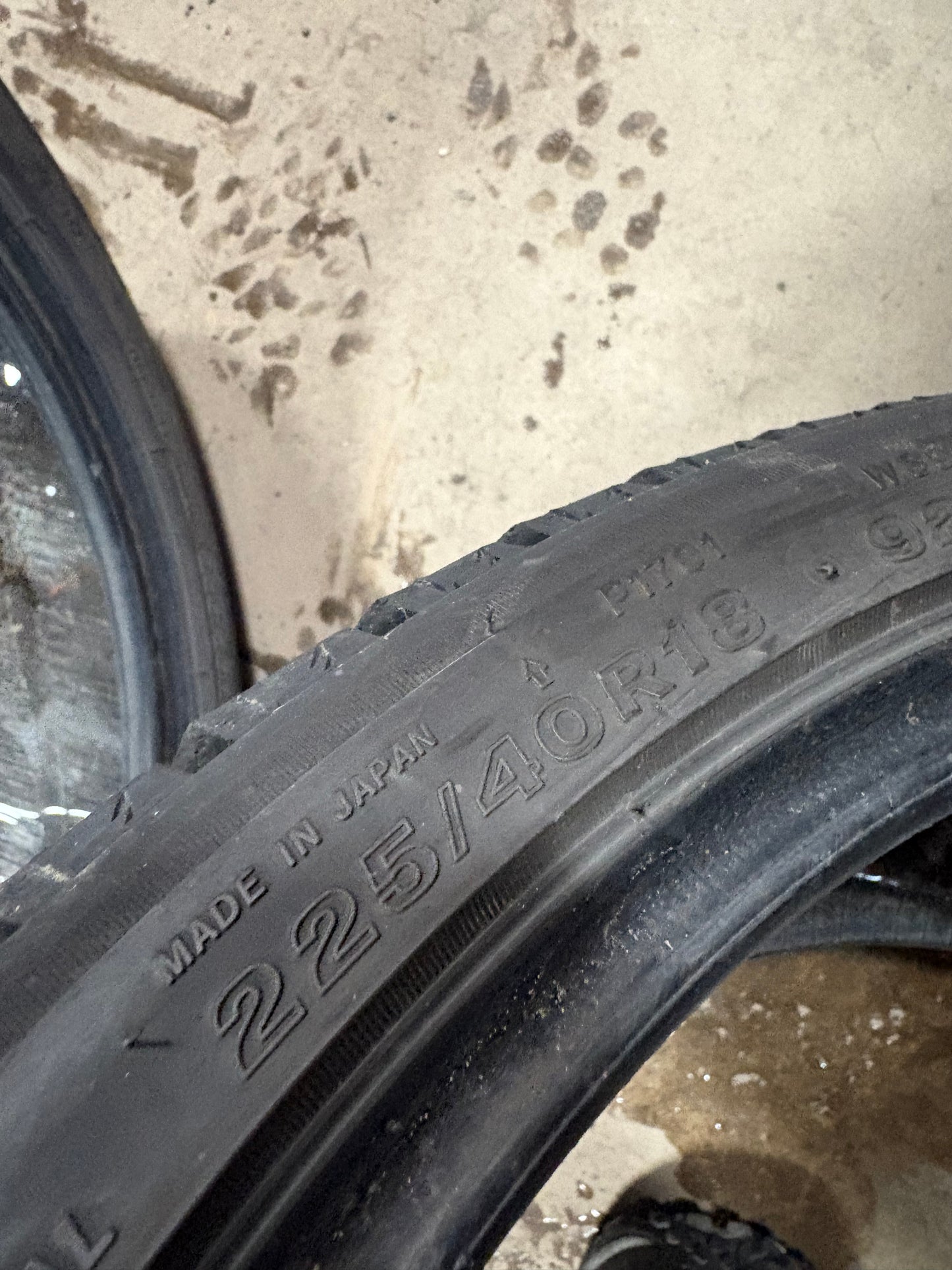 4 pneus d hiver 2x 225/40r18 et 2x 255/35r18 Bridgestone a l état neuf