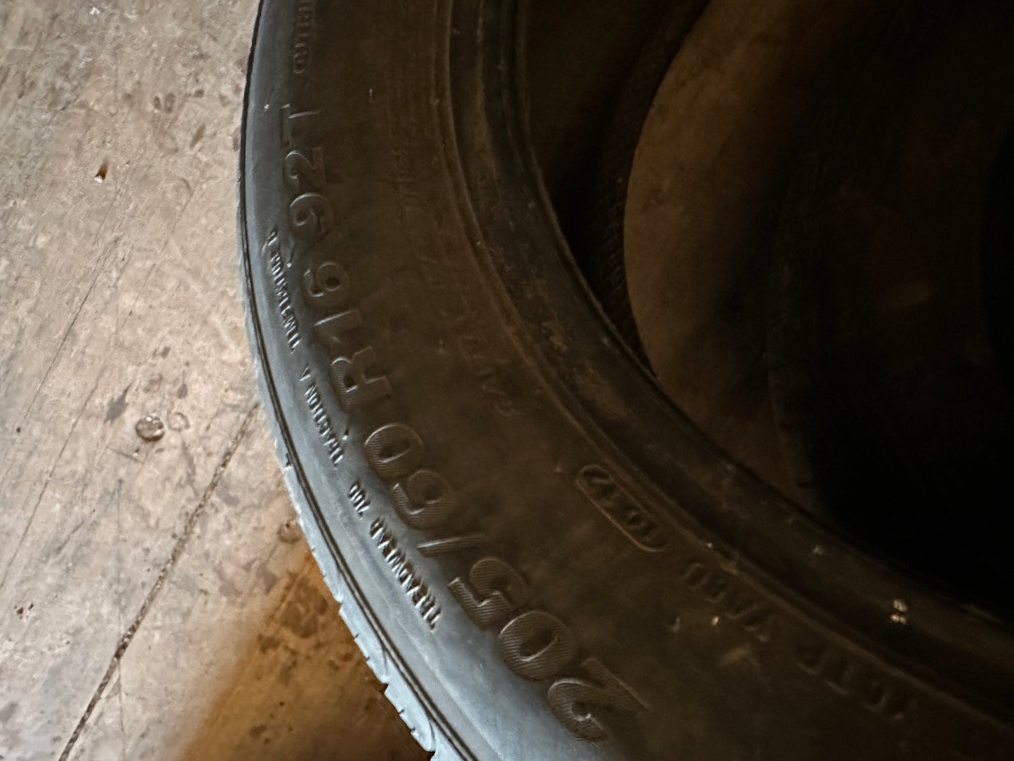 1 pneu d’été 205/60r16 kumho en très bon état