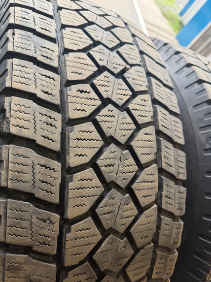 4 pneus d hiver lt 265/70r17 toyo 10 plies