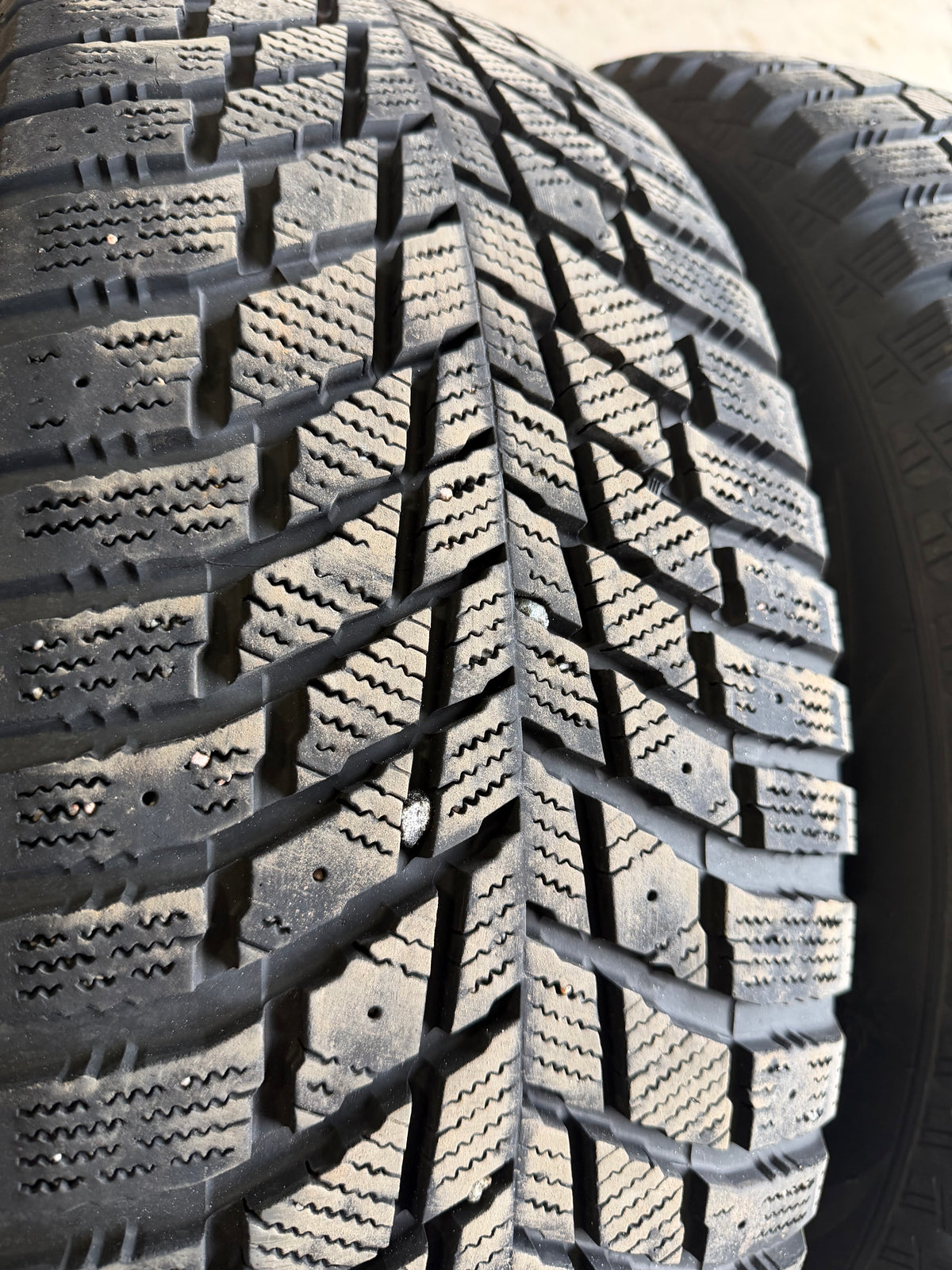 4 pneus d hiver 235/65r17 sailum en bon état