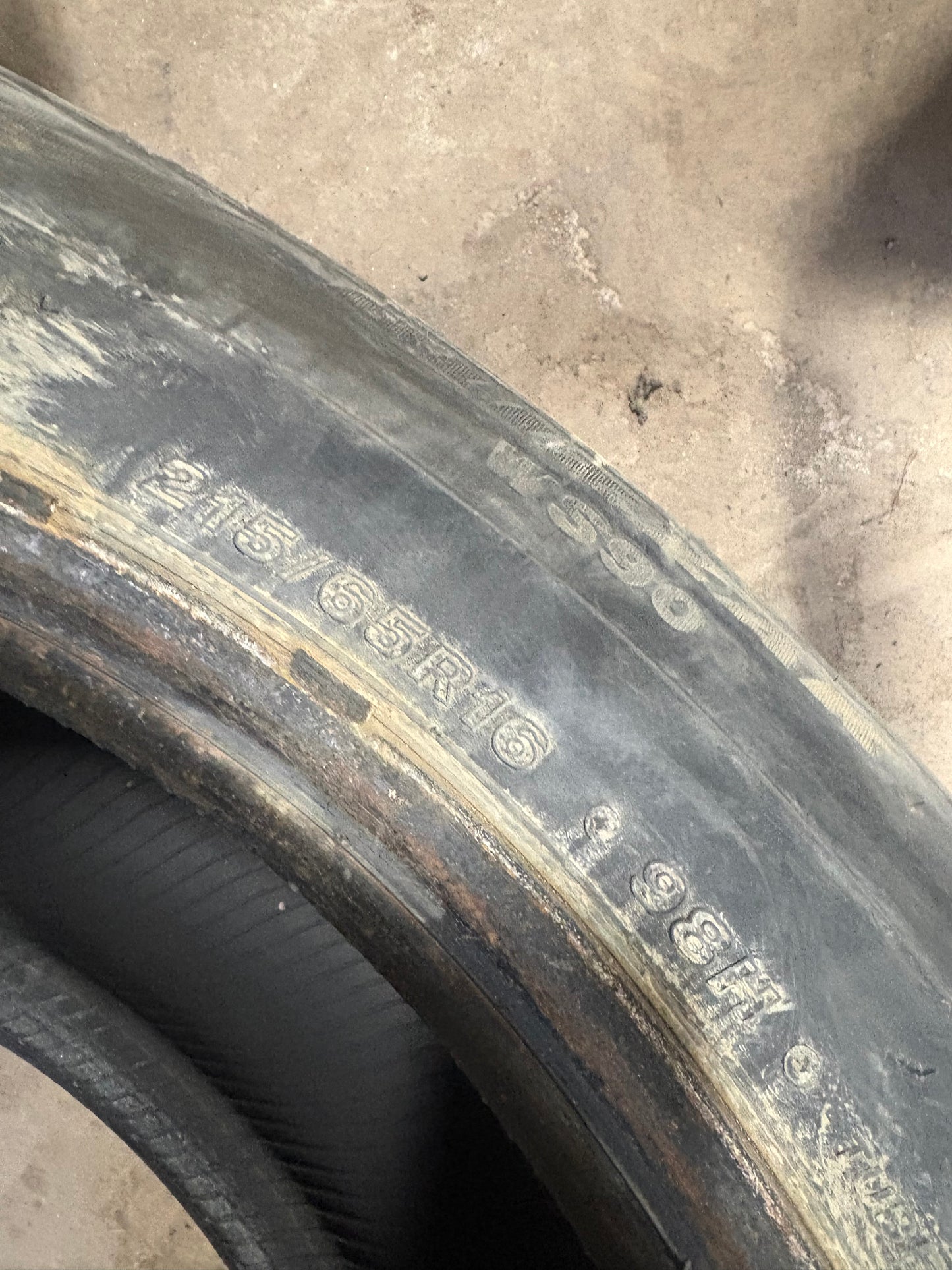 4 pneus d hiver 215/65r16 Bridgestone en tres bon état