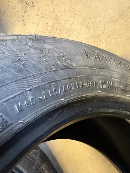 4 pneus d hiver 215/60r16 nokian a clous en tres bon état