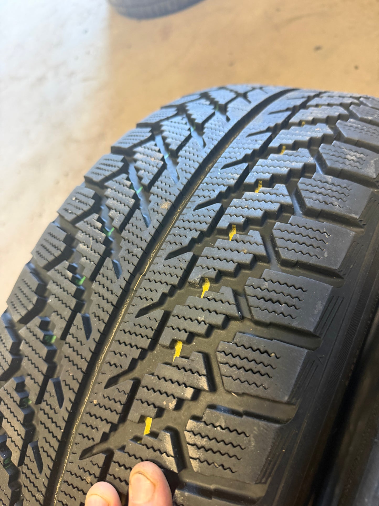 2 pneus d hiver 225/60r16 toyo a l etat neuf