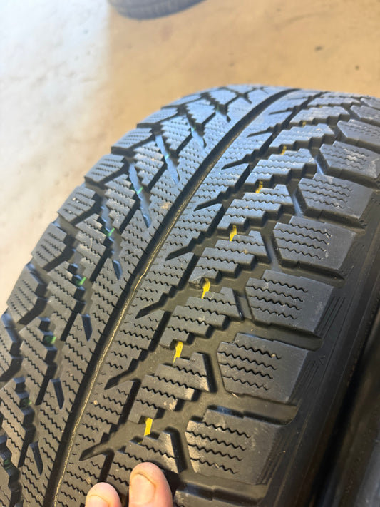 2 pneus d hiver 225/60r16 toyo a l etat neuf